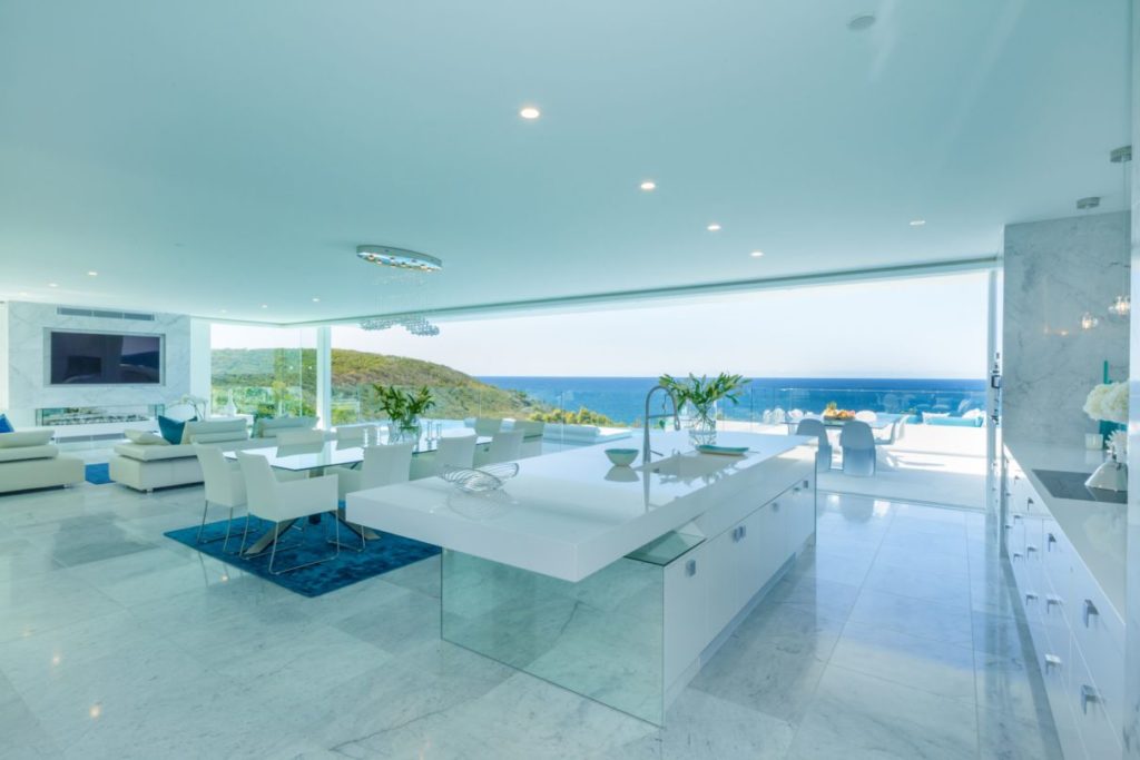 Remarkable Modern Villa with sweeping views in Australia