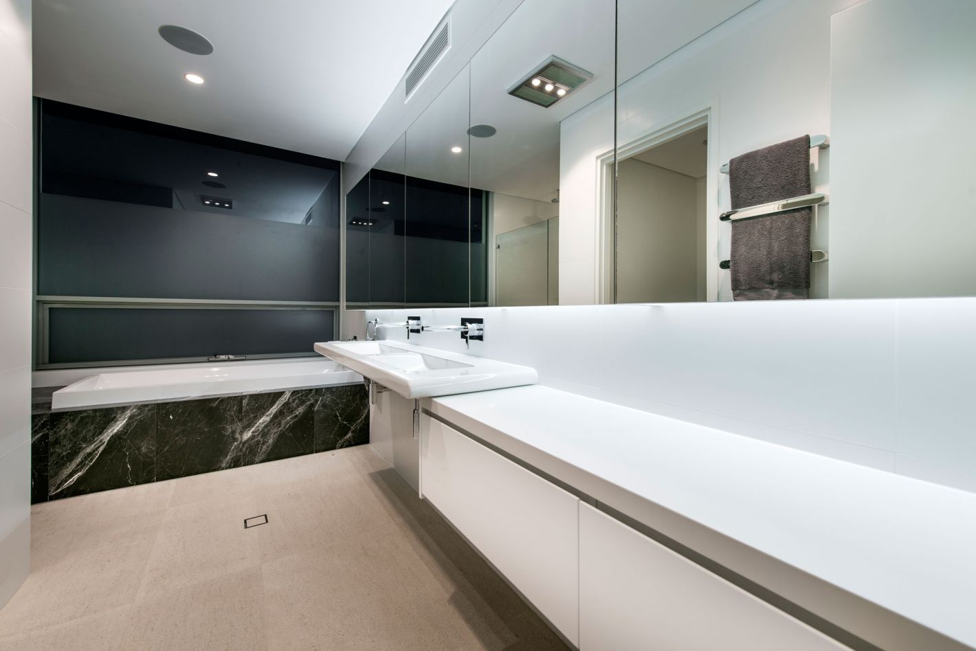 A black and white shower can be tailored to any style, from contemporary to traditional. Consider utilizing huge, high-gloss black or white tiles in a minimalistic design for a modern effect. For a more classic look, choose smaller, delicately patterned tiles in a checkerboard or mosaic style.