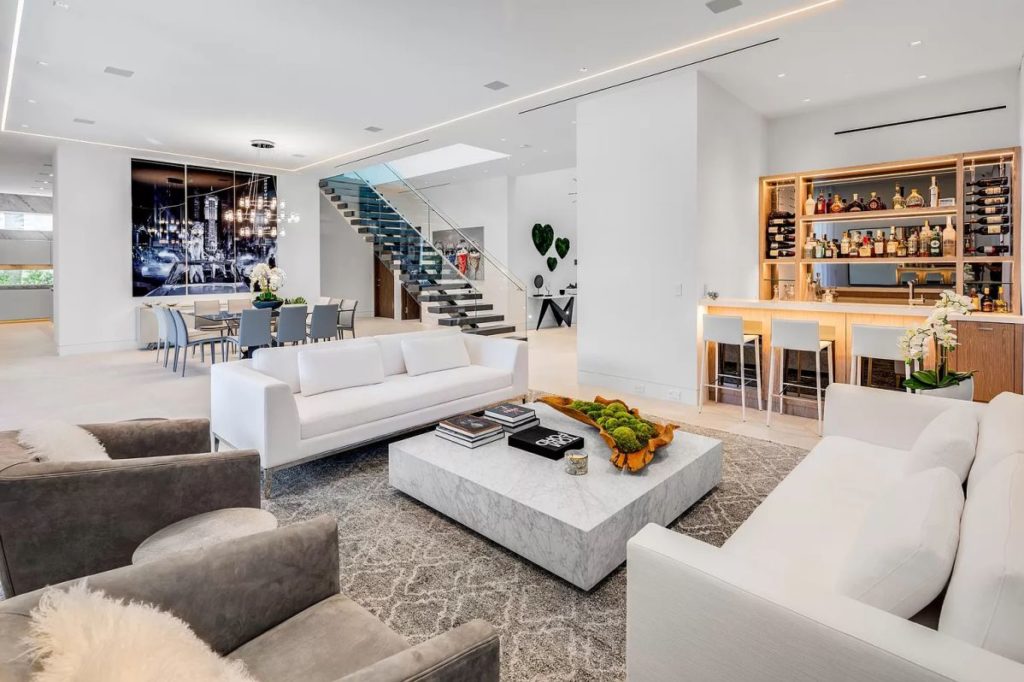 Estate in Bay Harbor Islands