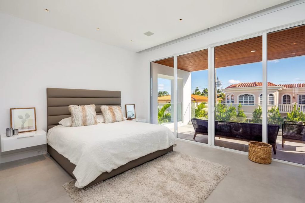 Estate in Bay Harbor Islands