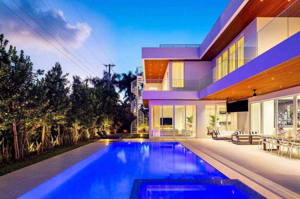 Estate in Bay Harbor Islands