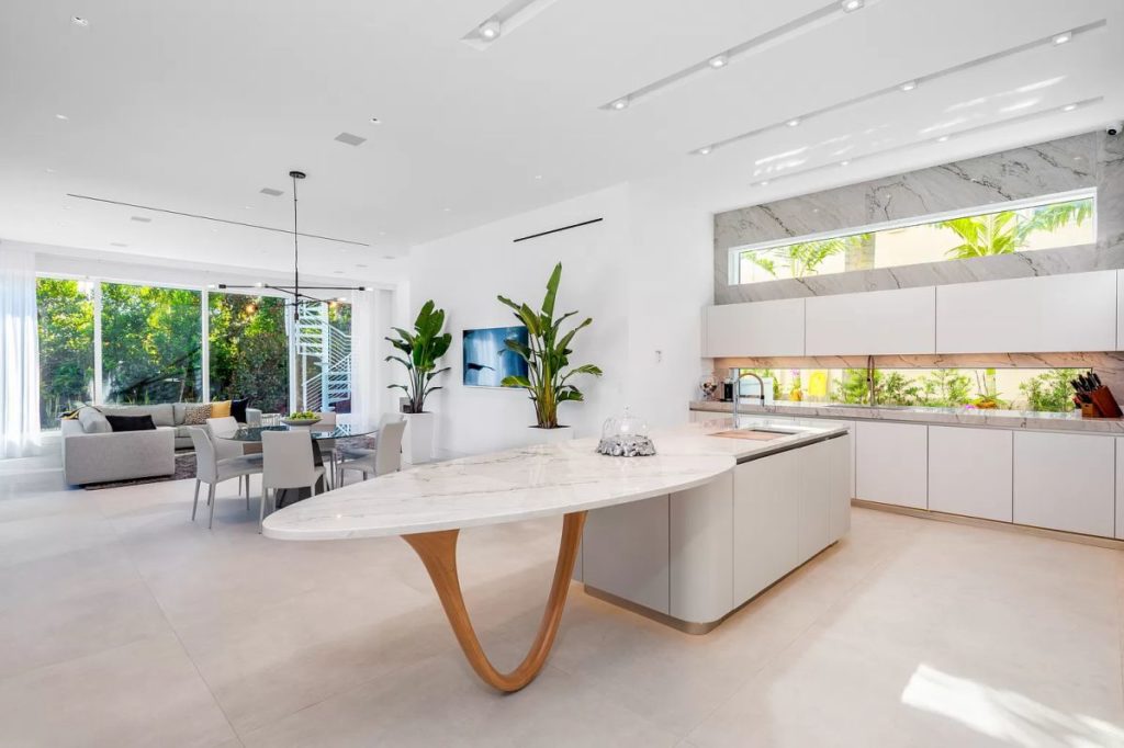 Estate in Bay Harbor Islands