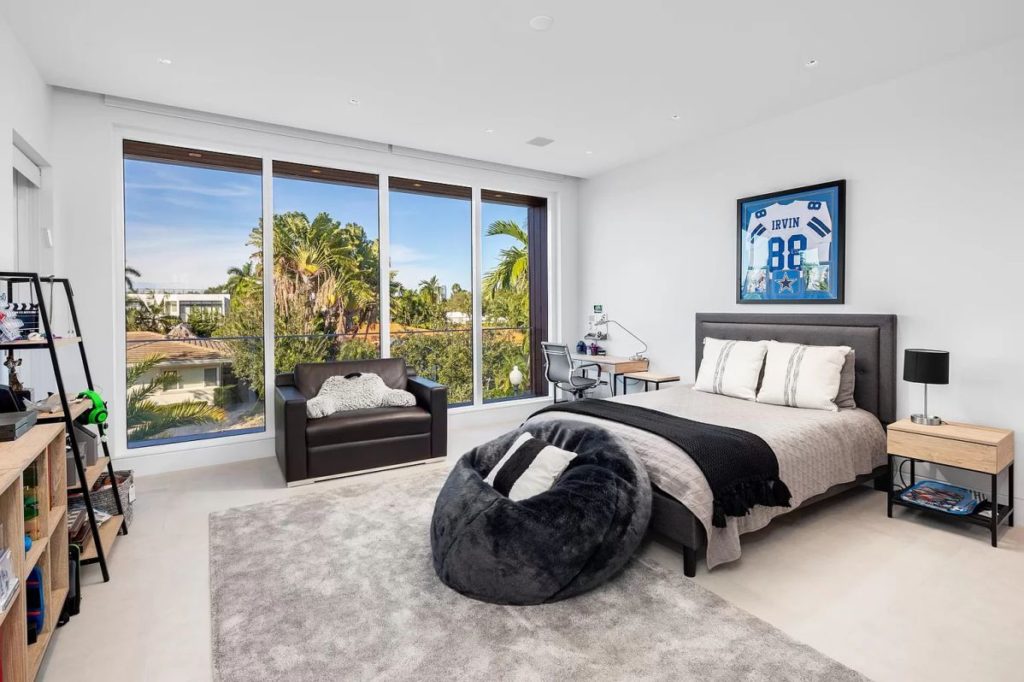 Estate in Bay Harbor Islands