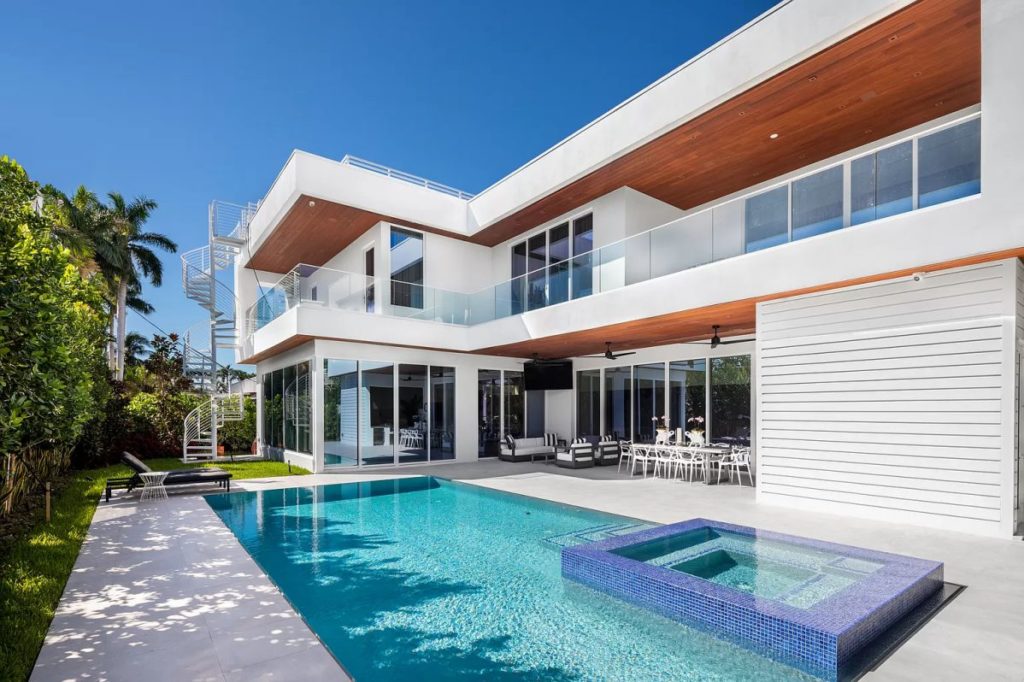 Estate in Bay Harbor Islands