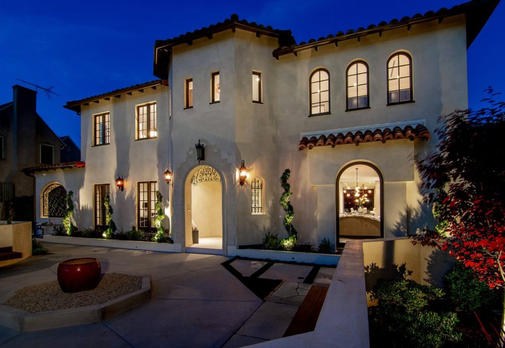 Contemporary Mediterranean home