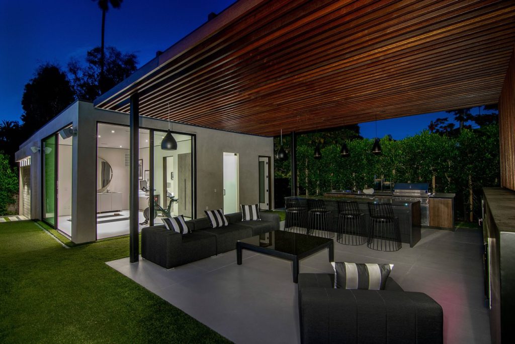 Contemporary Mediterranean home