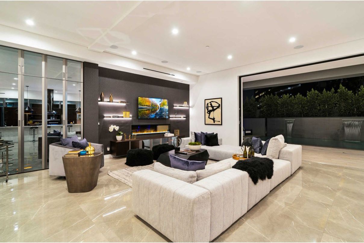 Black window frames add a little contrast to a neutral living space. We can get a soothing, tranquil, yet still fresh feeling from clean lines and tone-on-tone texture. A modest living room design might be improved with one unanticipated addition.