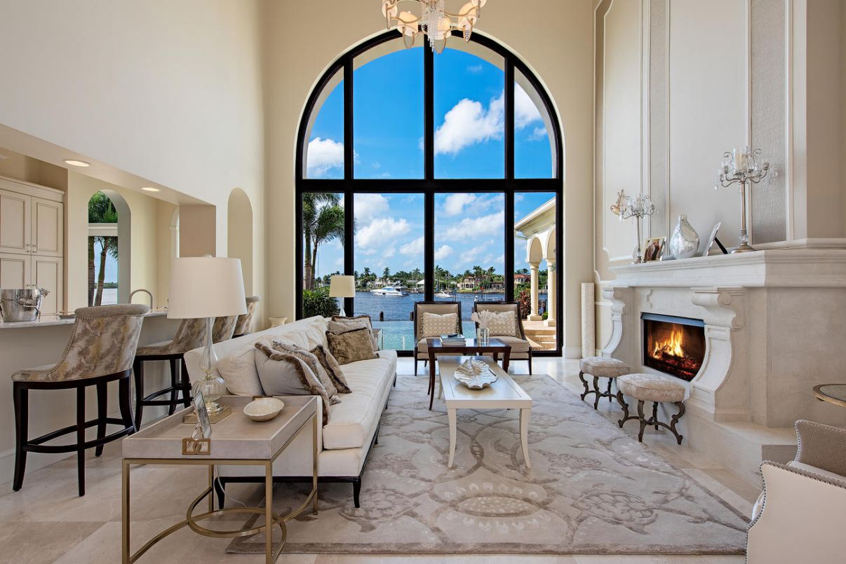 White decorations or upholstery are elegant and neutral, giving the impression that you are floating in space. Just be sure to muffle the white with soft undertones to prevent it from looking too cold and clinical.