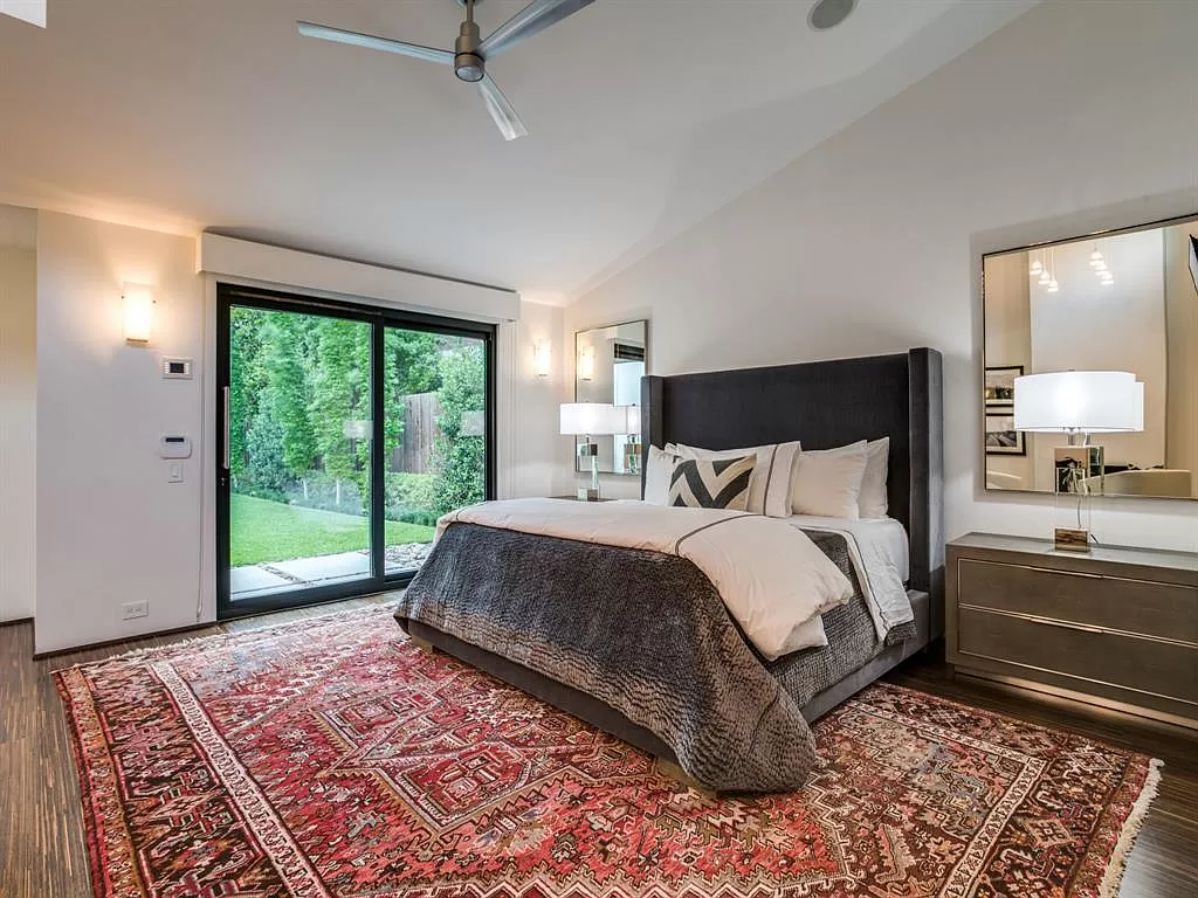 With this bottom-of-the-bed rug arrangement, the diamond medallion motif pops out with its time-worn jewel tones and exquisite distressing. The yellow and reds give this traditional design a timeless appeal and give it an understated elegance that works with a variety of home décor styles. The hard-wearing, soft synthetic pile is ideal for today's families with more circulation.