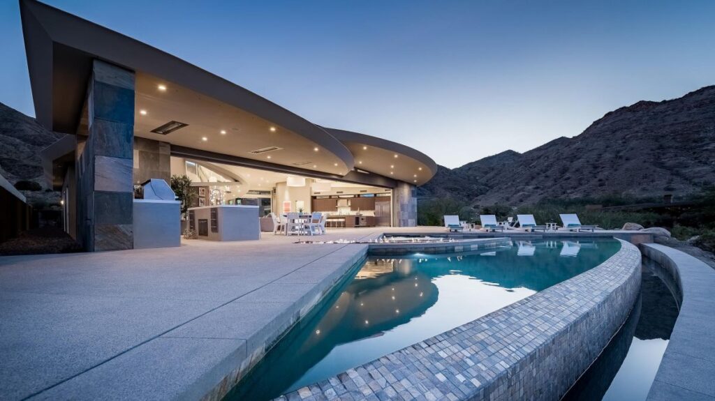 Curvilinear Desert Residence