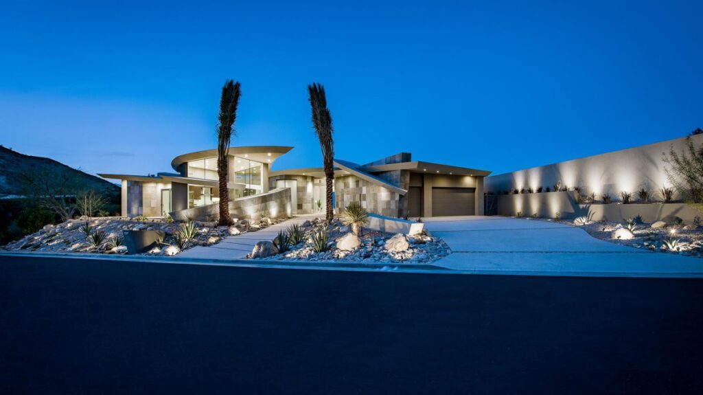 Curvilinear Desert Residence