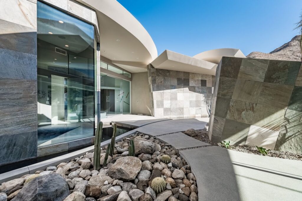 Curvilinear Desert Residence