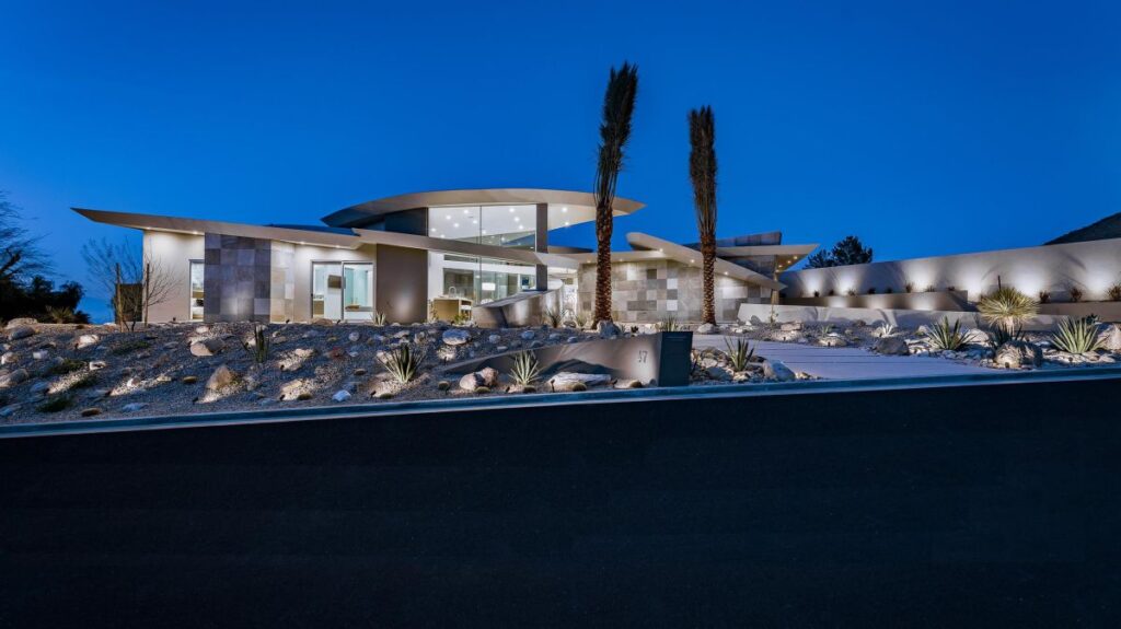 Curvilinear Desert Residence