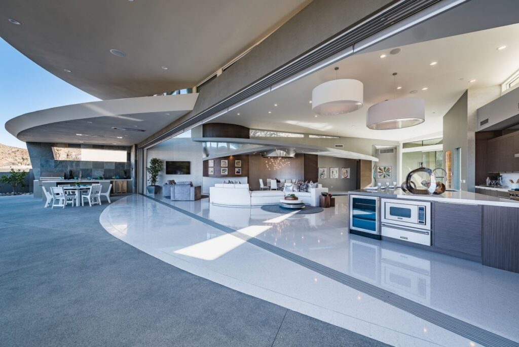 Curvilinear Desert Residence