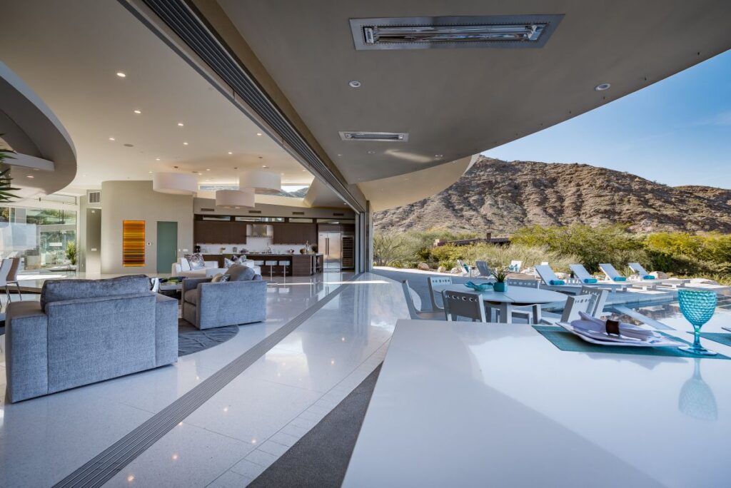 Curvilinear Desert Residence