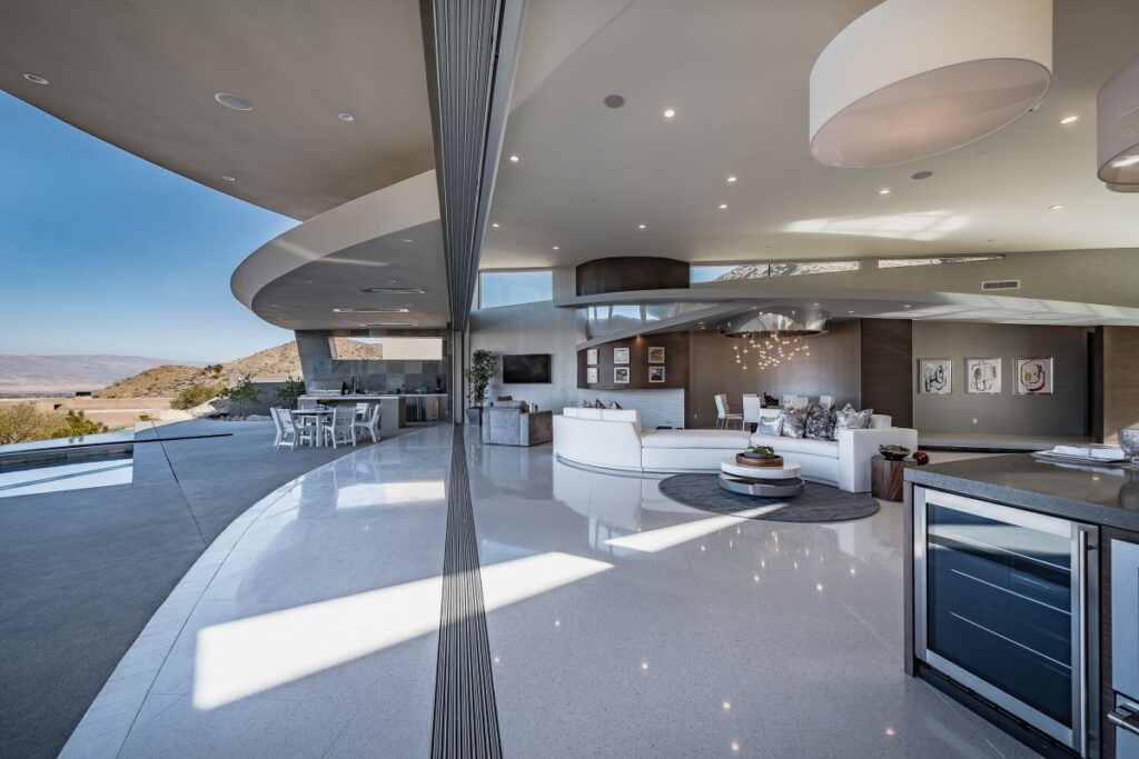 Curvilinear Desert Residence