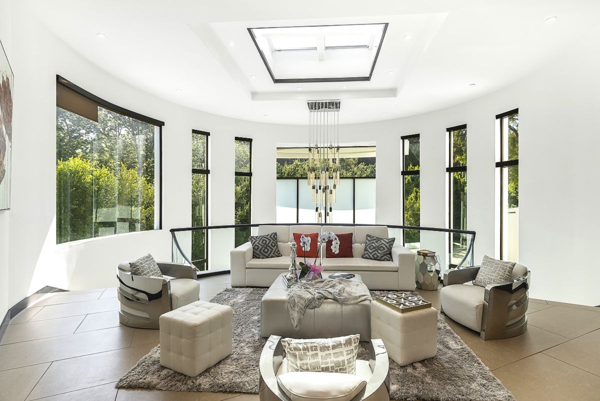 A Dynamic Architectural Estate in Pacific Palisades for Sale 11