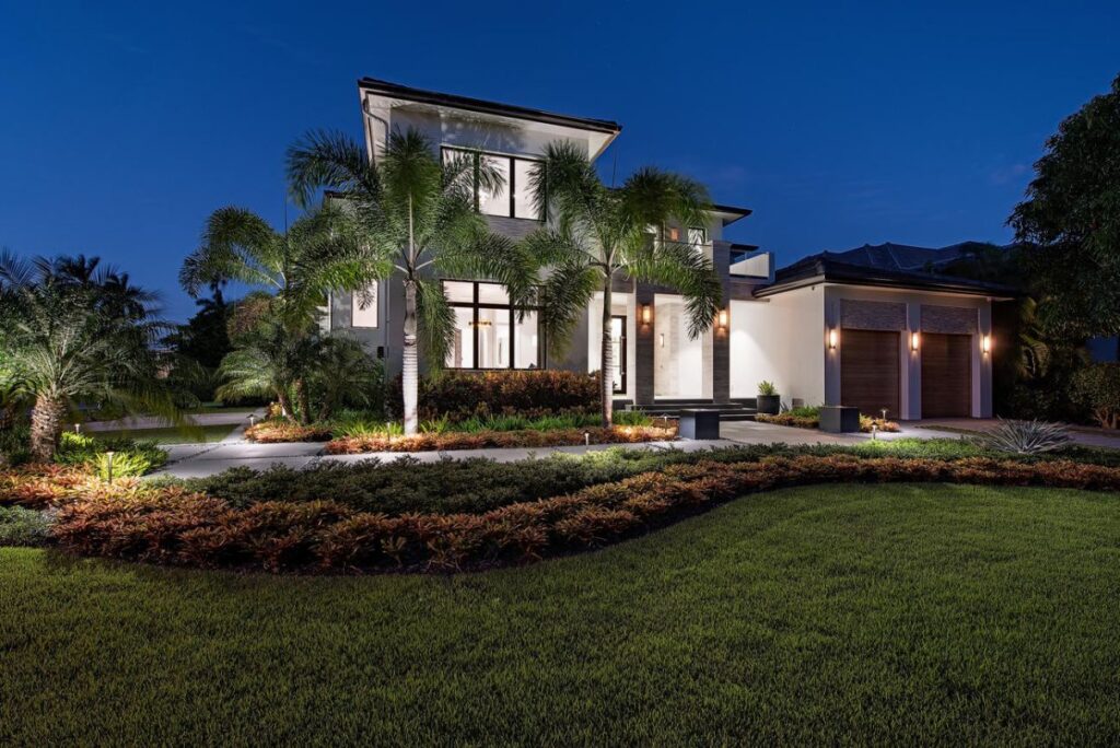 Forrest Lane Residence is a luxurious Florida Mansion now available for sale; this home located in prestigious Aqualane Shores, Naples, Florida offers 5 bedrooms and 7 bathrooms.
