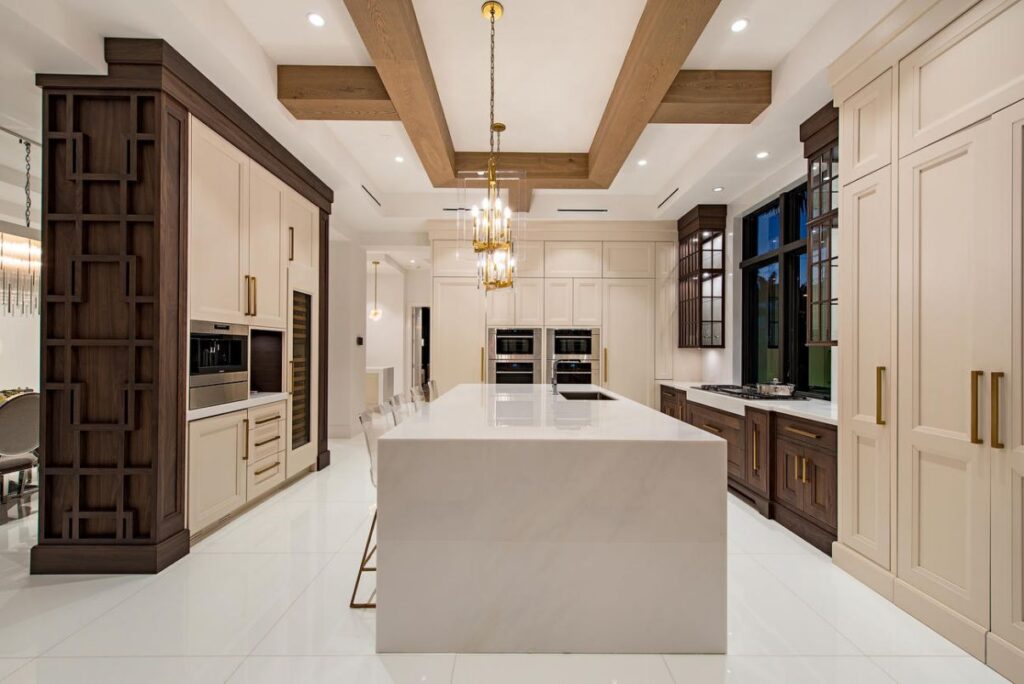 Forrest Lane Residence is a luxurious Florida Mansion now available for sale; this home located in prestigious Aqualane Shores, Naples, Florida offers 5 bedrooms and 7 bathrooms.