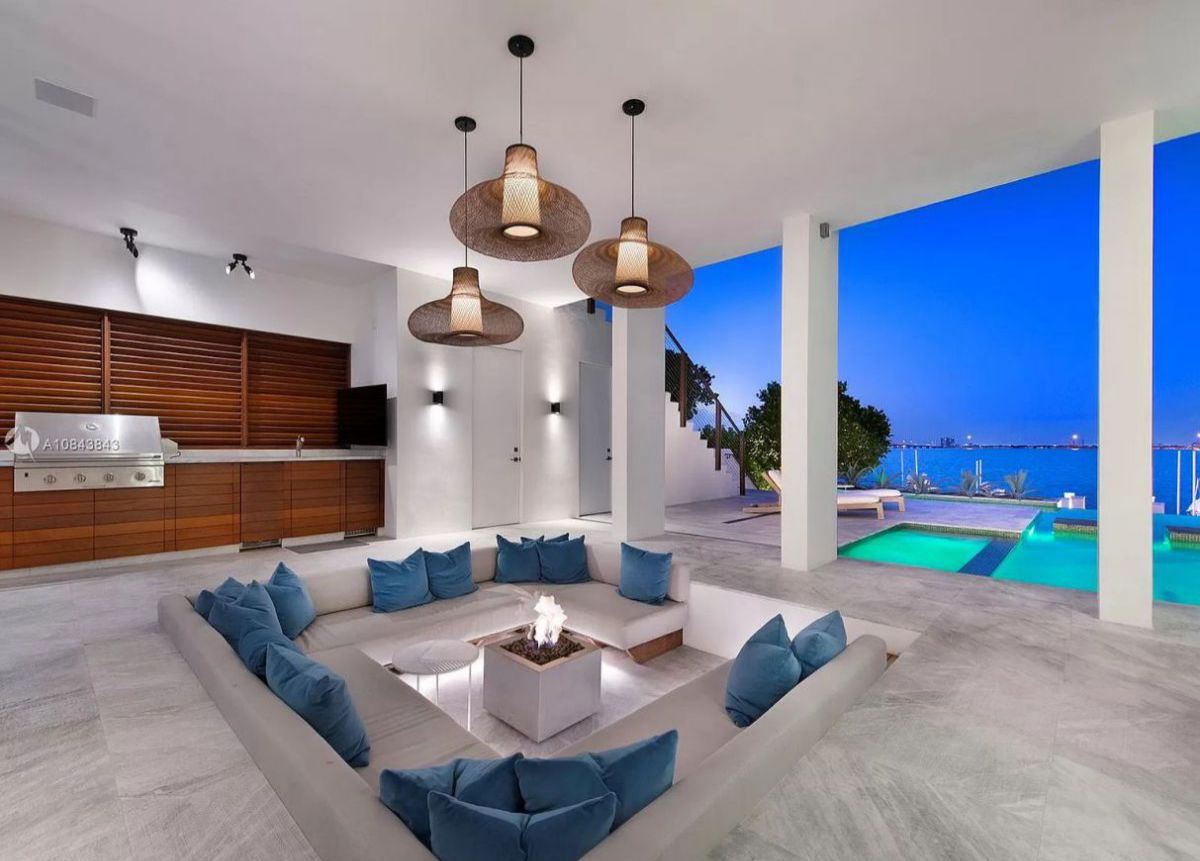 Marvelous Venetian Waterfront Home in Miami Beach 18