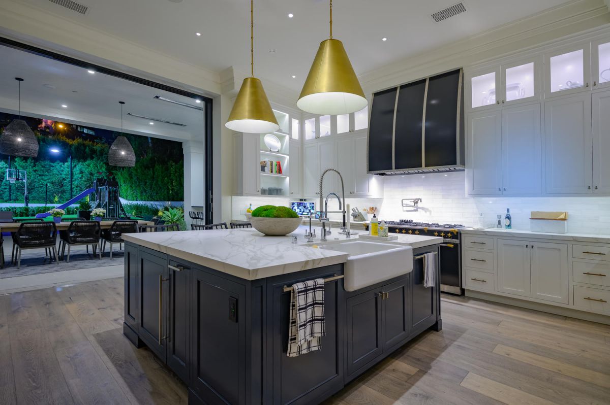 Georgian Transitional Home in Beverly Hills hits Market 14