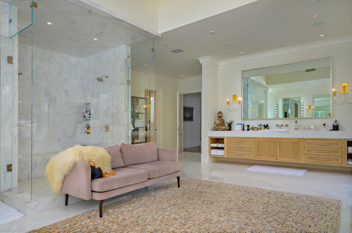 Georgian Transitional Home in Beverly Hills hits Market 21