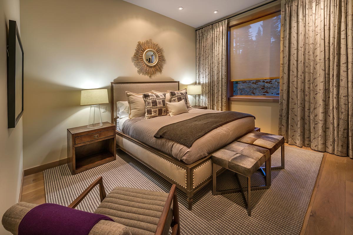 You might believe that the idea of stylish is incompatible with the rustic style. However, with these rustic chic bedroom ideas, you can have your cake and eat it too. For this décor, garage sales and flea markets are fantastic places to look.
