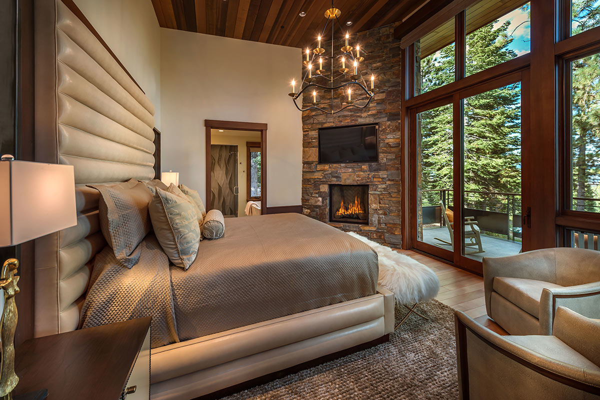 Looking at the main bedroom of this contemporary motel, we think of the phrases "clean" and "inviting." It has a rustic vibe thanks to the ceiling made of salvaged wood, which promotes peace and relaxation.
