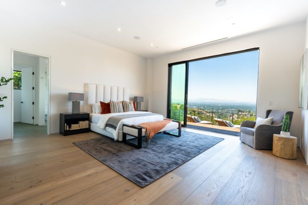 A Breathtaking Views Modern Home in Beverly Hills Selling for $4,995,000