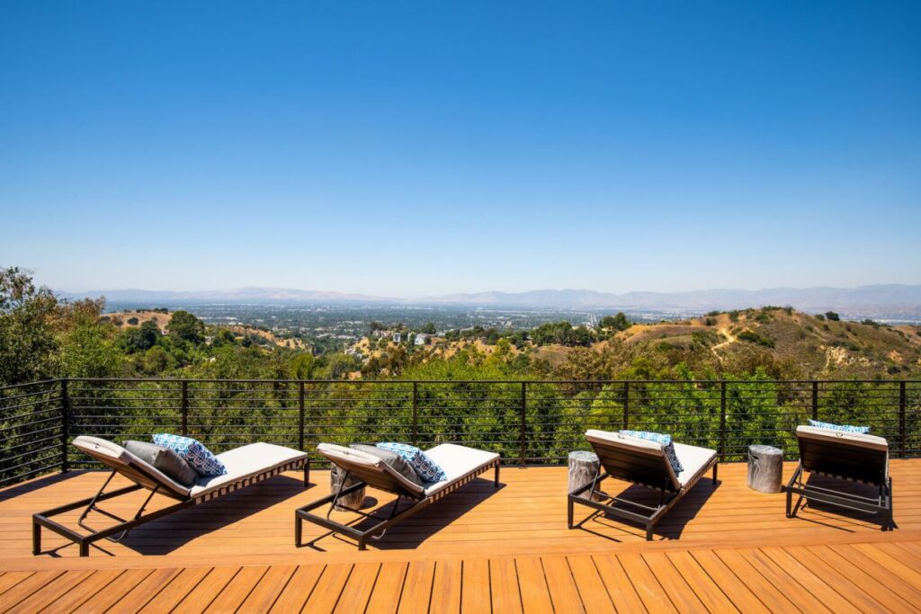 A Breathtaking Views Modern Home in Beverly Hills Selling for $4,995,000