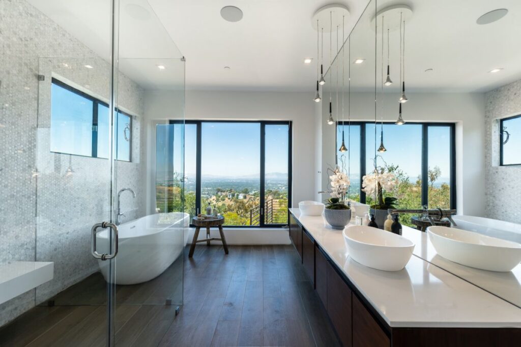 A Breathtaking Views Modern Home in Beverly Hills Selling for $4,995,000