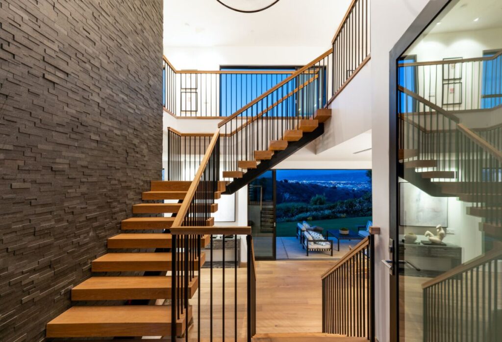 A Breathtaking Views Modern Home in Beverly Hills Selling for $4,995,000