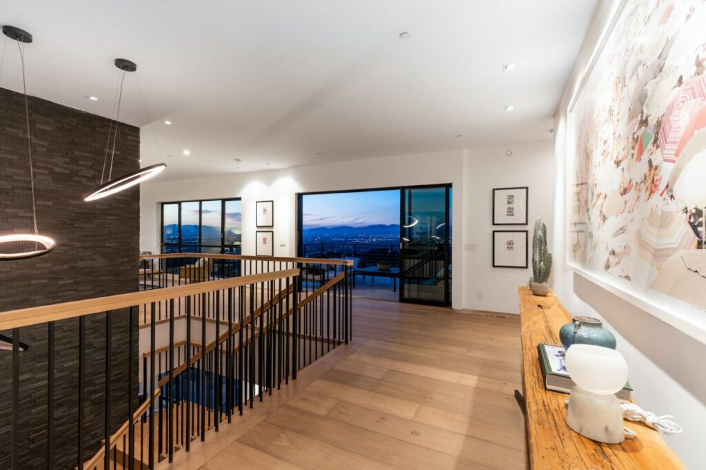 A Breathtaking Views Modern Home in Beverly Hills Selling for $4,995,000