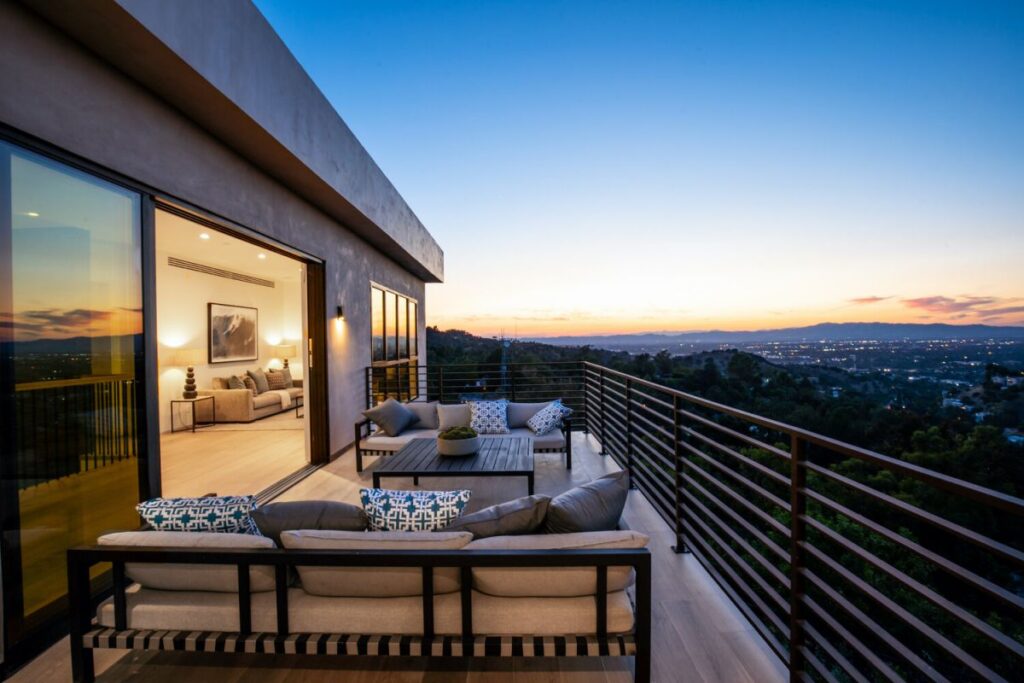 A Breathtaking Views Modern Home in Beverly Hills Selling for $4,995,000
