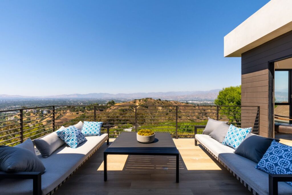 A Breathtaking Views Modern Home in Beverly Hills Selling for $4,995,000