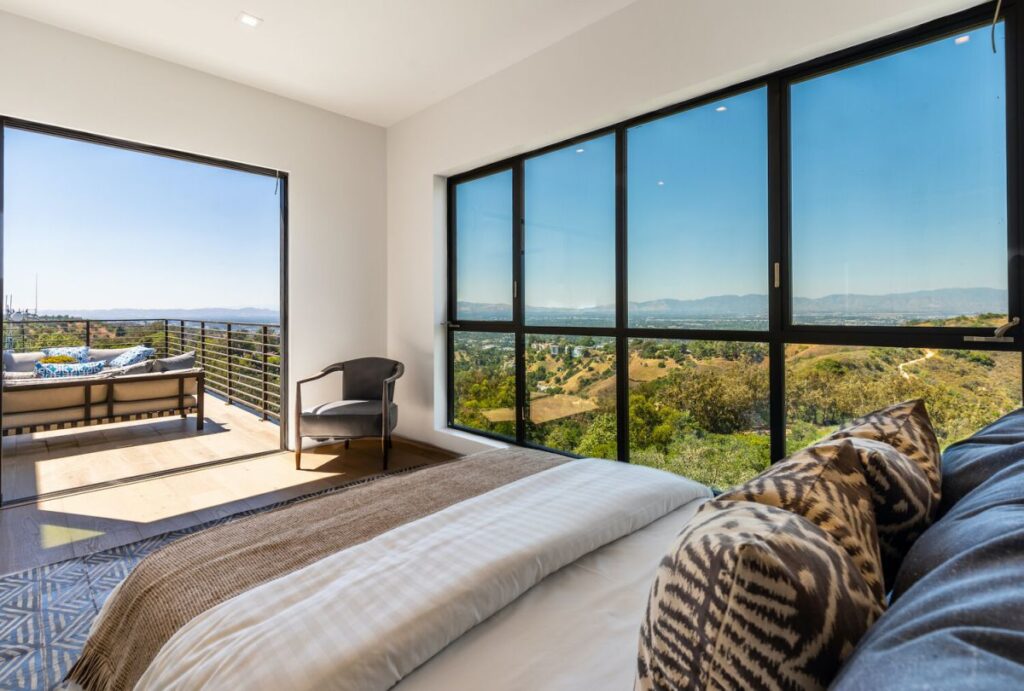 A Breathtaking Views Modern Home in Beverly Hills Selling for $4,995,000