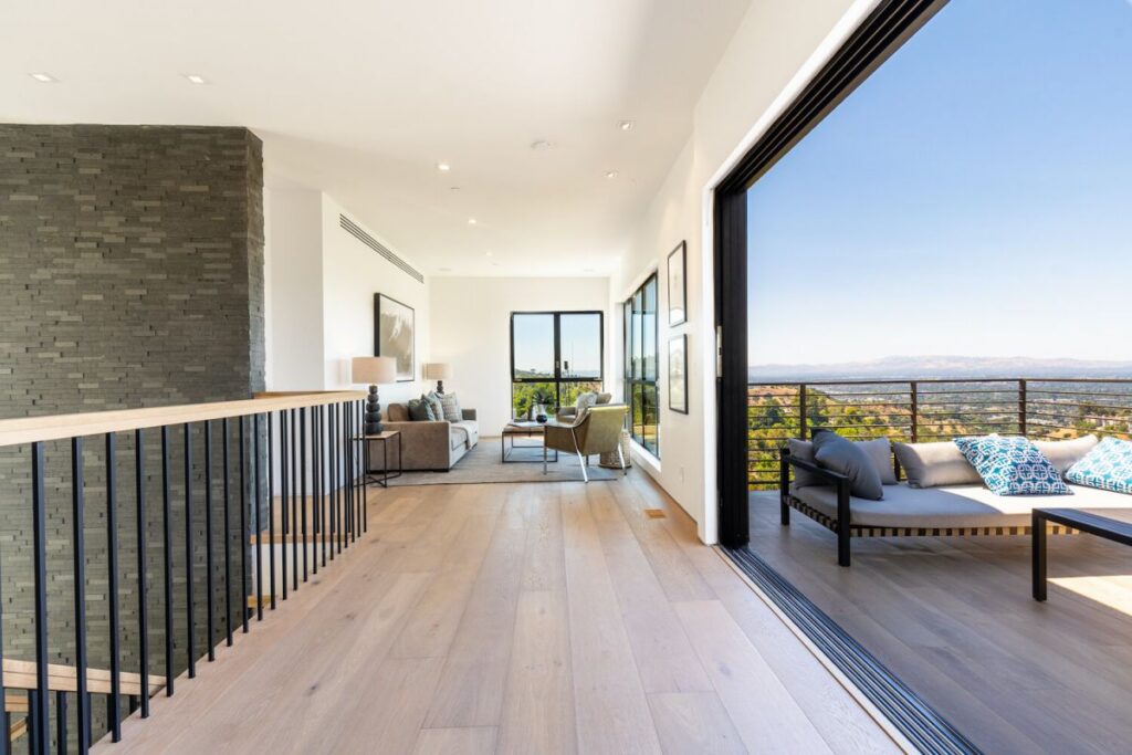 A Breathtaking Views Modern Home in Beverly Hills Selling for $4,995,000