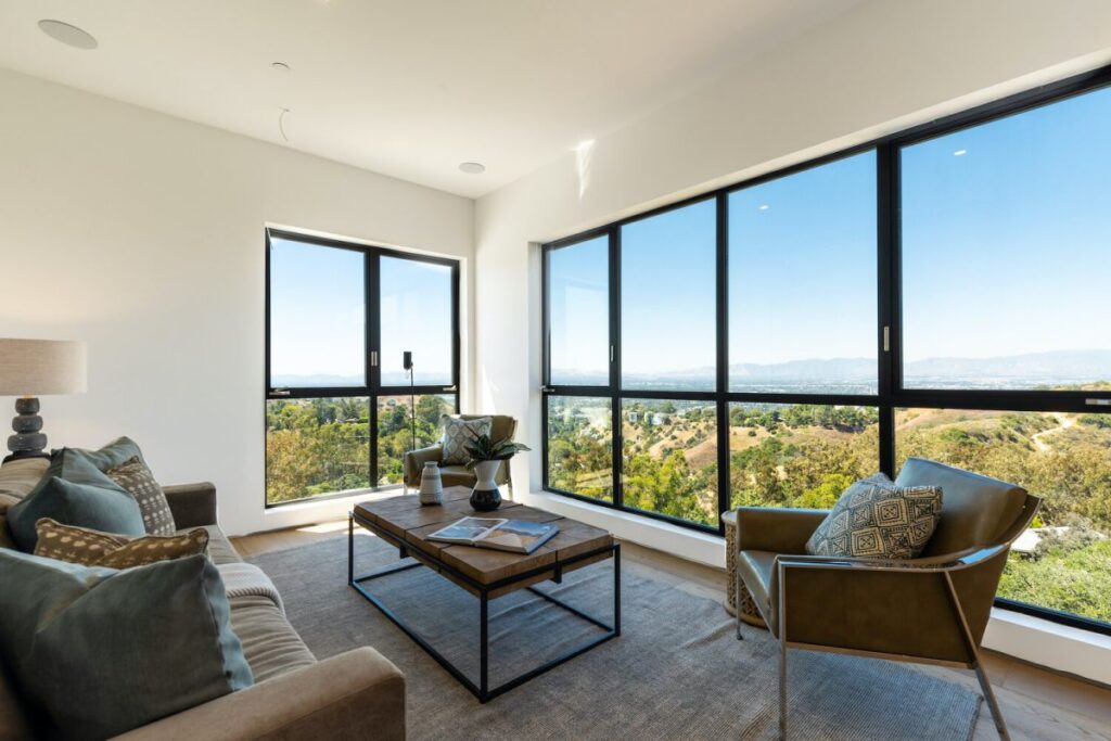A Breathtaking Views Modern Home in Beverly Hills Selling for $4,995,000