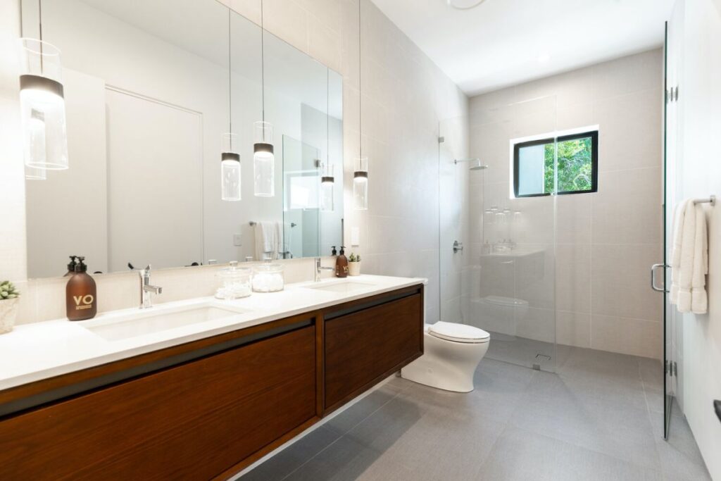 A Breathtaking Views Modern Home in Beverly Hills Selling for $4,995,000