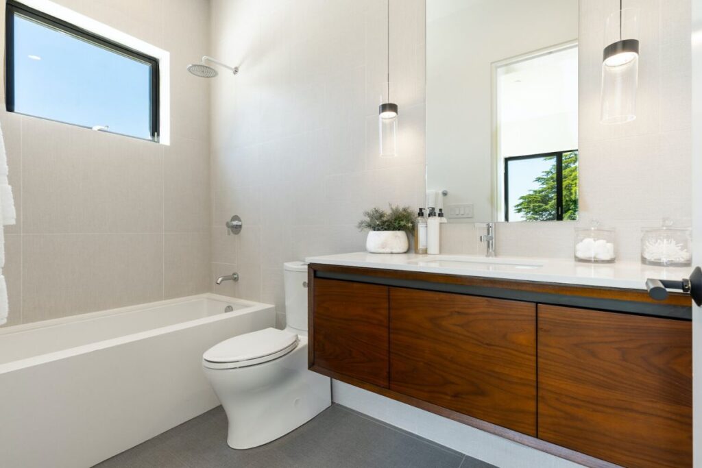 A Breathtaking Views Modern Home in Beverly Hills Selling for $4,995,000