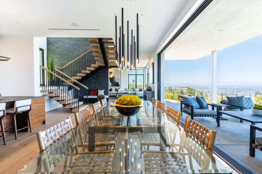 A Breathtaking Views Modern Home in Beverly Hills Selling for $4,995,000