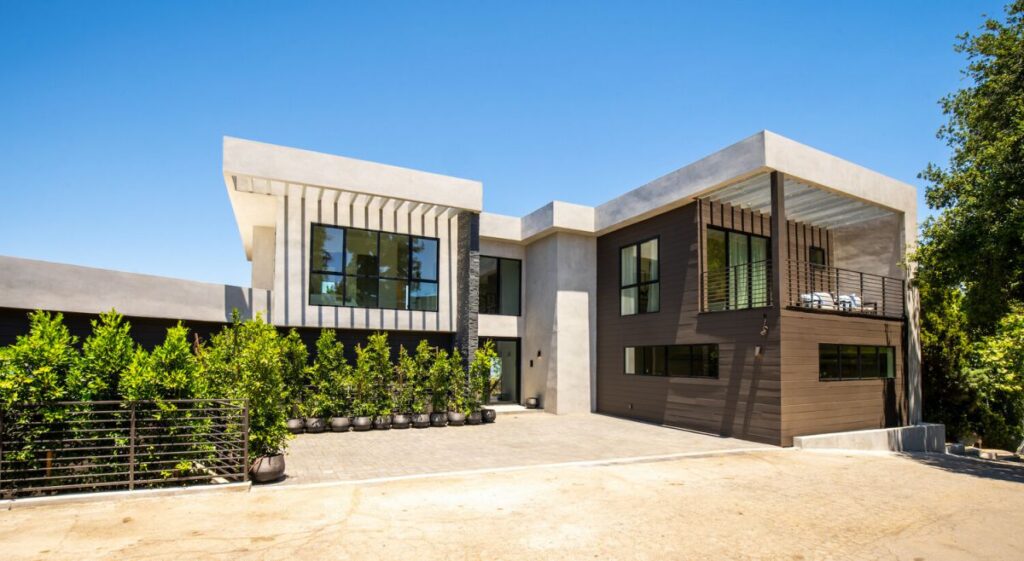 A Breathtaking Views Modern Home in Beverly Hills Selling for $4,995,000
