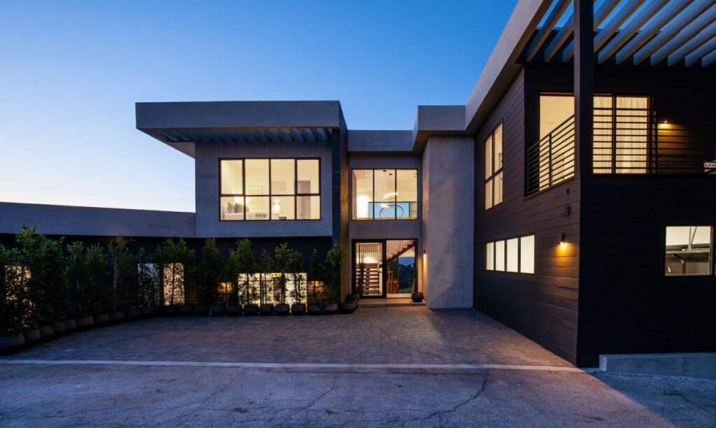 A Breathtaking Views Modern Home in Beverly Hills Selling for $4,995,000