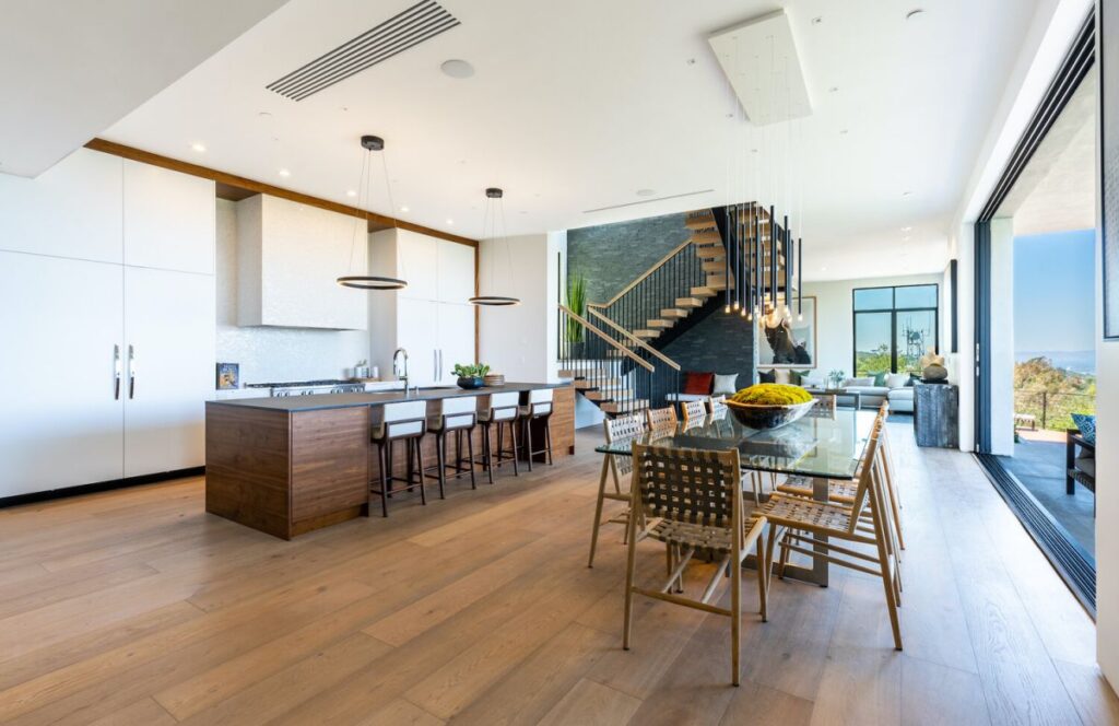A Breathtaking Views Modern Home in Beverly Hills Selling for $4,995,000