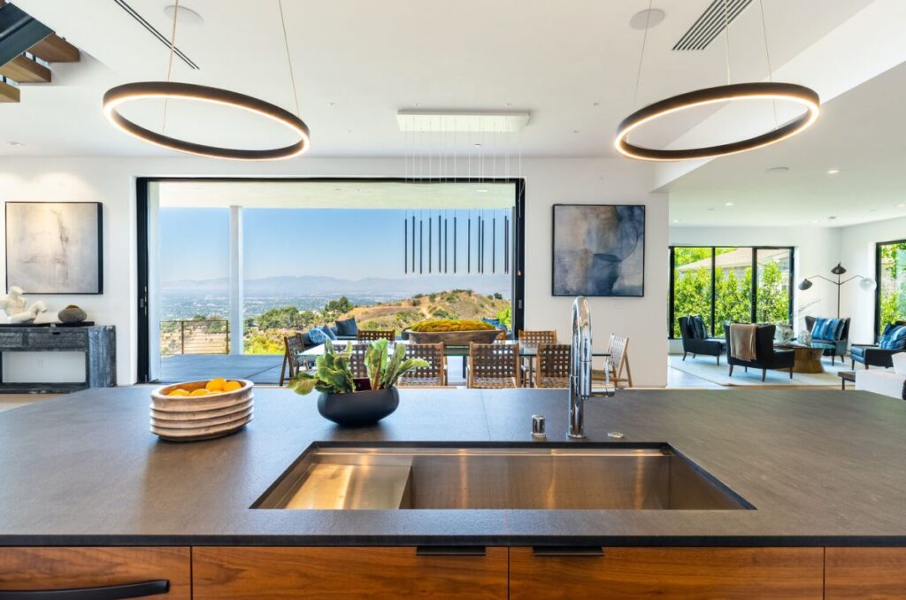 A Breathtaking Views Modern Home in Beverly Hills Selling for $4,995,000