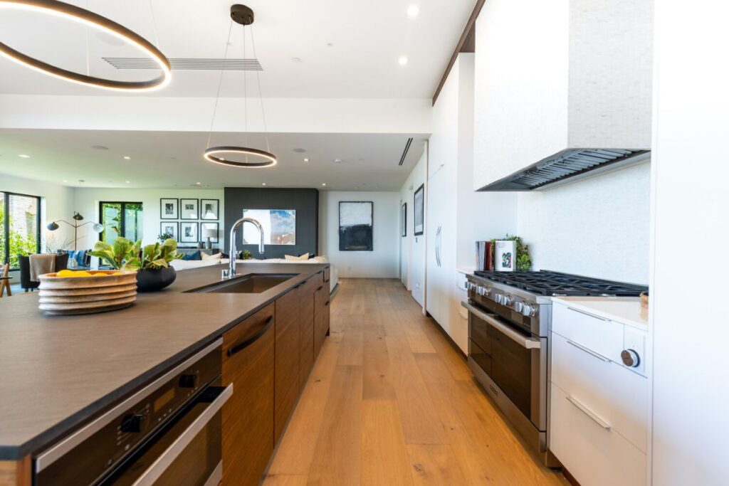 A Breathtaking Views Modern Home in Beverly Hills Selling for $4,995,000