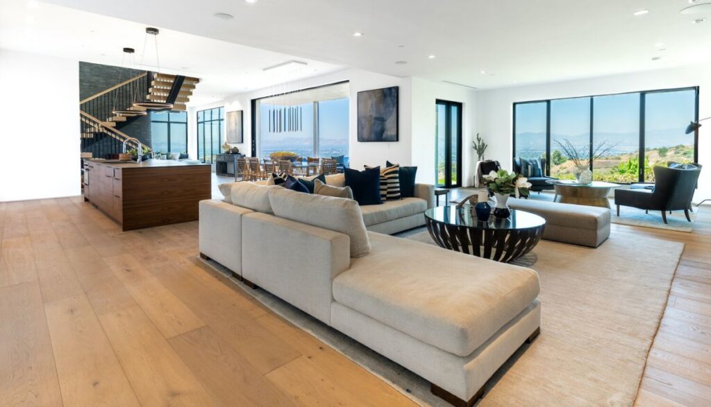 A Breathtaking Views Modern Home in Beverly Hills Selling for $4,995,000
