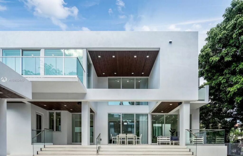 The Key Biscayne Home is a brand new construction is well thought out and finished in the most upscale fashion now available for sale. This home located at 200 Buttonwood Dr, Key Biscayne, Florida; offering 5 bedrooms and 7 bathrooms with over 3,500 square feet of living spaces.