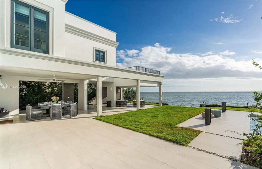 The House in Key Biscayne is a luxurious waterfront estate with spectacular daily sunset views and exquisite decoration now available for sale. This home located at 610 S Mashta Dr, Key Biscayne, Florida; offering 7 bedrooms and 7 bathrooms with over 6,400 square feet of living spaces.