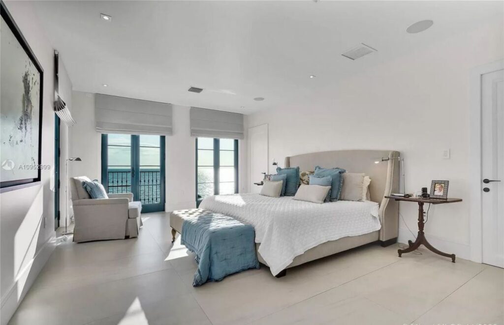 The House in Key Biscayne is a luxurious waterfront estate with spectacular daily sunset views and exquisite decoration now available for sale. This home located at 610 S Mashta Dr, Key Biscayne, Florida; offering 7 bedrooms and 7 bathrooms with over 6,400 square feet of living spaces.